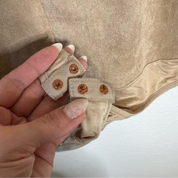 Bebe bodysuit Women large Top suede Tan Beige Keyhole V Neck Cut Out E - Picture 6 of 7
